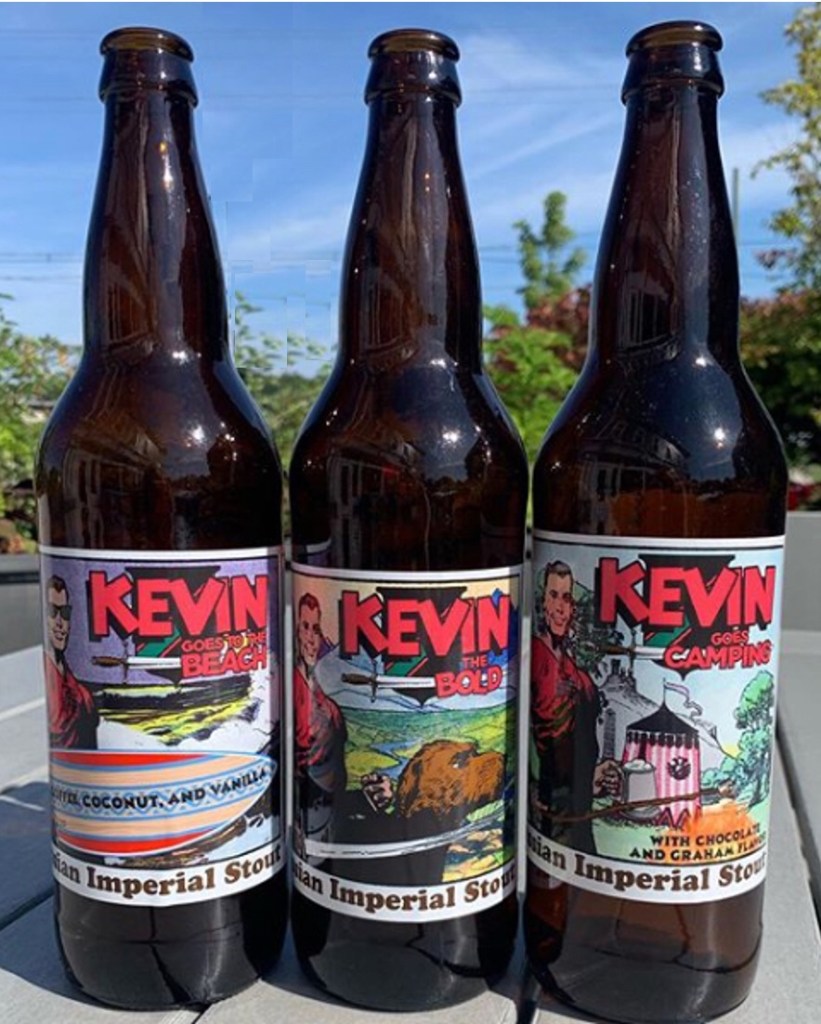 De tre varianterna med ölet Kevin the Bold Russian Imperial Stout, Kevin the Bold (mitten), Kevin Goes to the Beach (t.v) och Kevin Goes Camping (t.h.). ©Collins